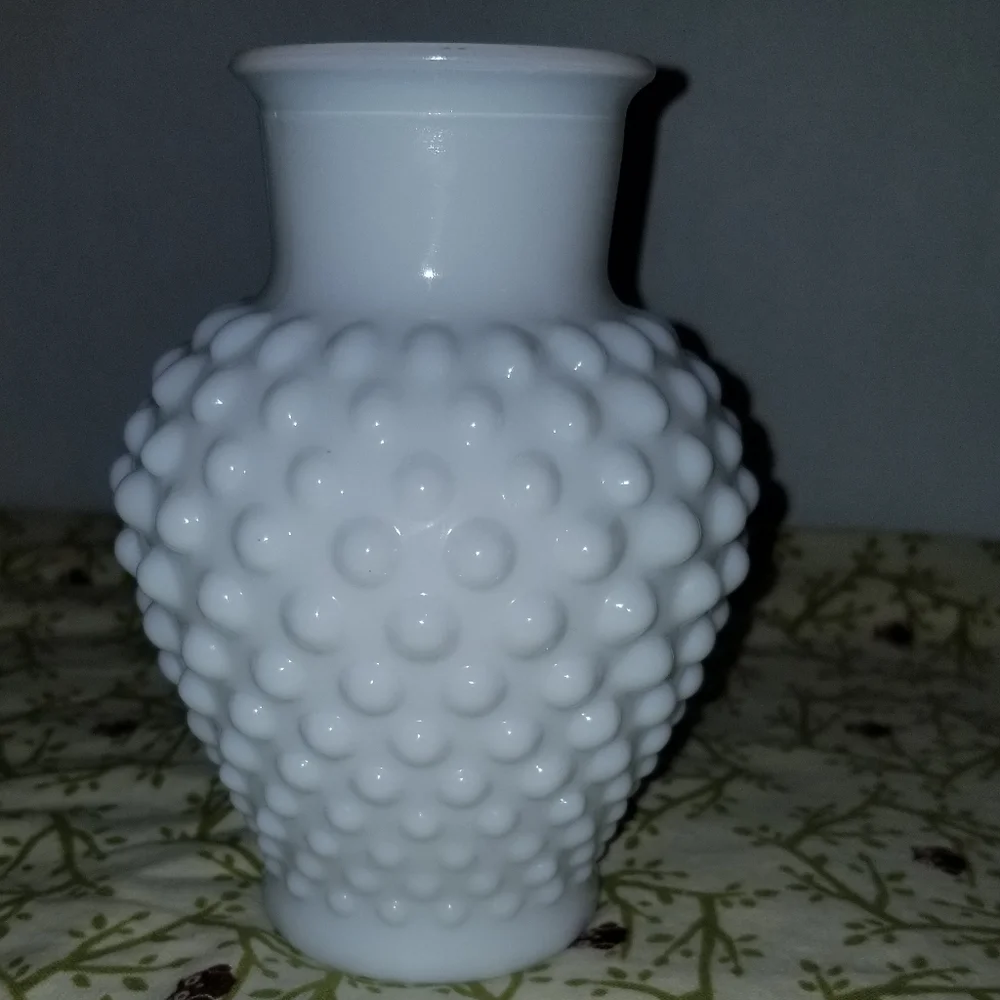 Elegant Vintage Fenton Milk Glass White Hobnail Vase Approx 5 Inch